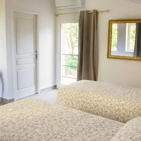La Reserve Du Chateau De Roques Holiday home Puisseguin